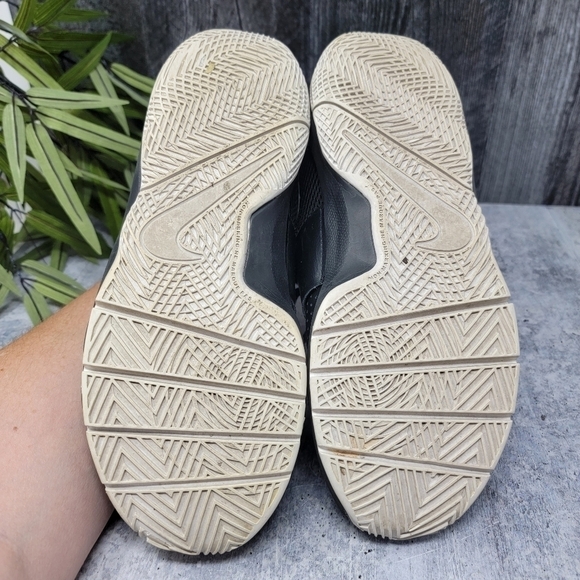 Nike | Team Hustle Youth Basketball Shoes Black with Strap Across Laces - Picture 4 of 8